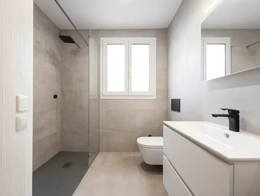 Baño — Bañera por ducha a ras de suelo