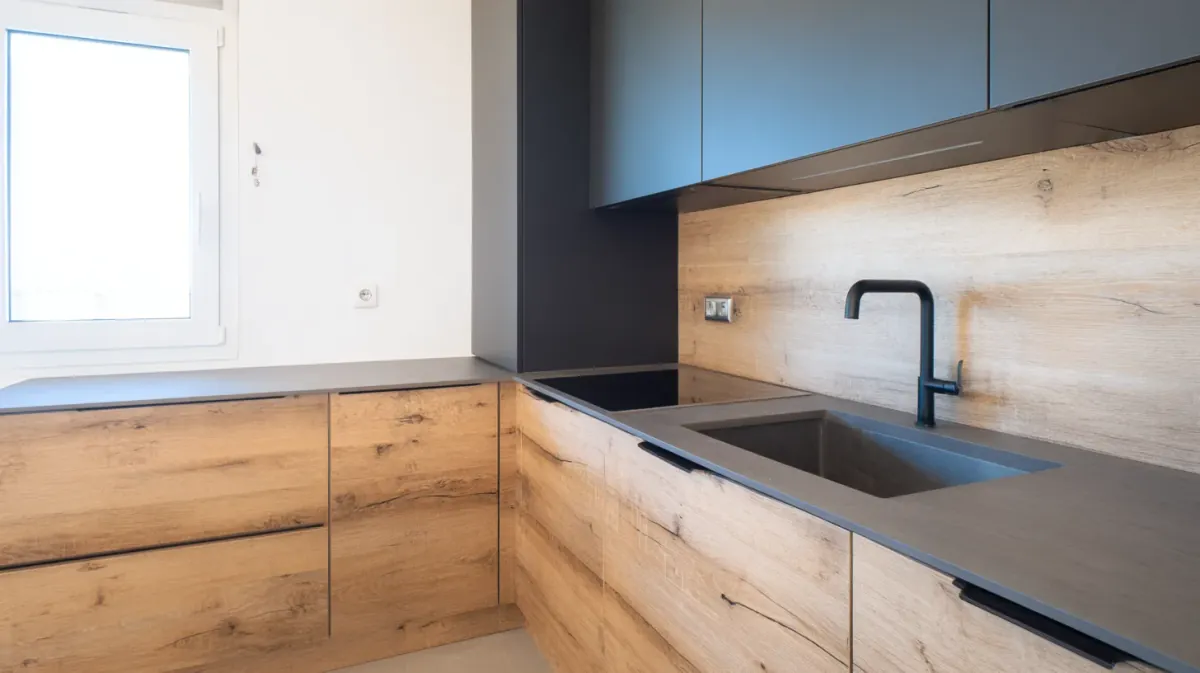 Reforma de cocina abierta al salón en Mataró